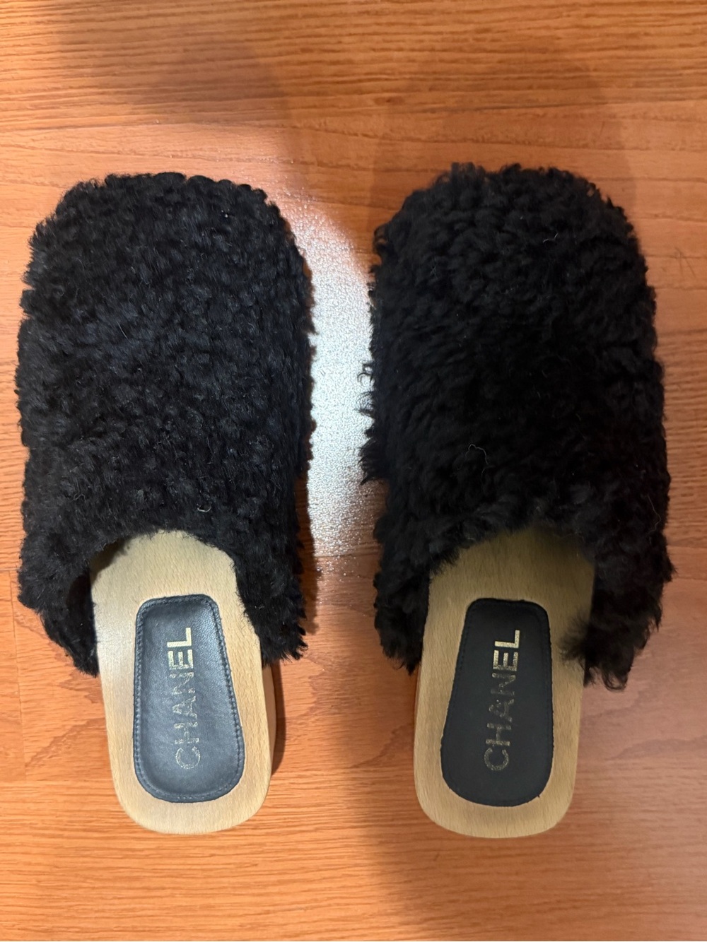 CHANEL Black Faux-Shearling Slide Clogs with Gold CC Accent - Picture 2 of 7